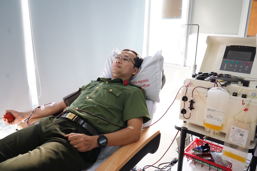 Cán bộ Công an tỉnh Quảng Ngãi kịp thời hiến tiểu cầu cứu người bệnh qua cơn nguy kịch