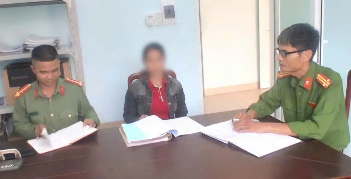 Công an thành phố Huế hỗ trợ phụ nữ dân tộc Cơ Tu nhận lại 60 triệu đồng do chuyển khoản nhầm