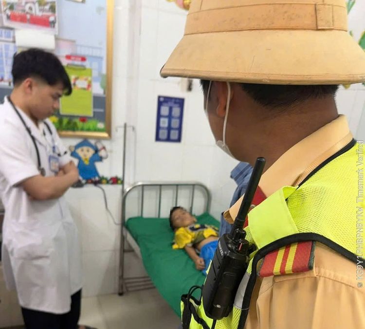 Cảnh sát giao thông Nghệ An kịp thời hỗ trợ đưa cháu bé nguy kịch đến bệnh viên cấp cứu