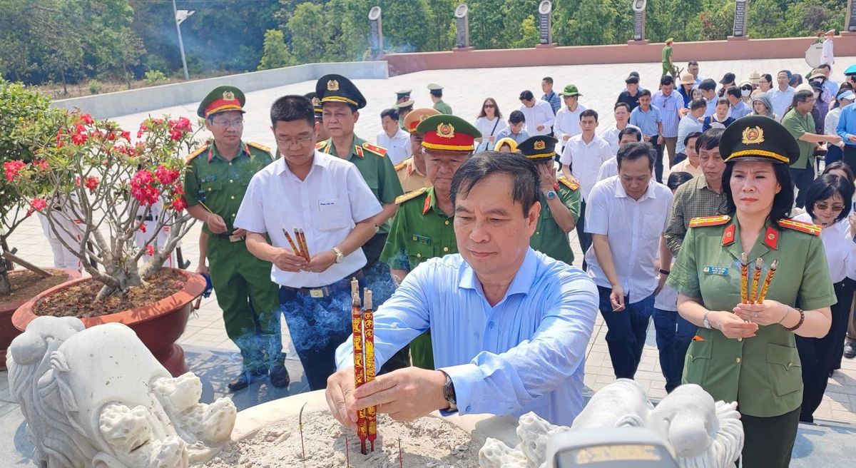 Dâng hương tưởng nhớ, tri ân các Anh hùng - Liệt sĩ tại Tây Ninh