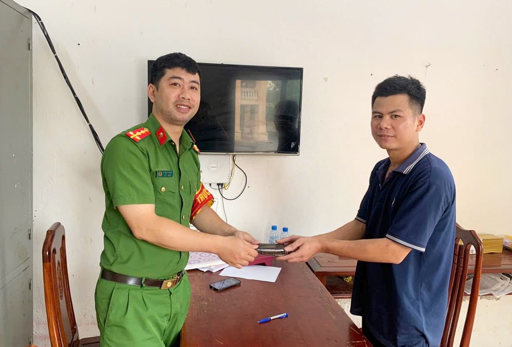 Cán bộ Công an xã Gia Viễn, tỉnh Ninh Bình nhặt được của rơi, trả lại người đánh mất