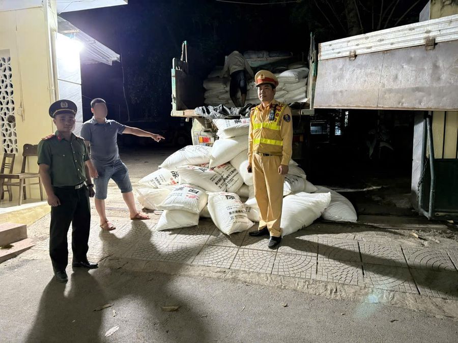 Phát hiện, thu giữ 10 tấn phân bón không rõ nguồn gốc