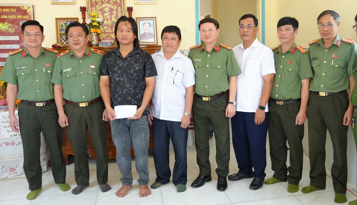 Bộ Công an trao tiền hỗ trợ gia đình đồng chí Phạm Văn Mịch hy sinh khi thực hiện nhiệm vụ