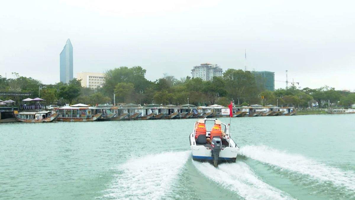 Tăng cường kiểm tra thuyền rồng trên sông Hương, đảm bảo an toàn cho du khách dịp lễ