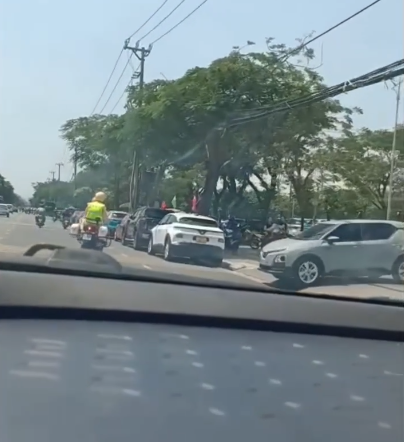 Cảnh sát giao thông mở đường đưa sản phụ đến bệnh viện an toàn