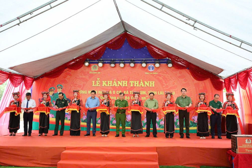 Thứ trưởng Nguyễn Văn Long dự Lễ khánh thành, bàn giao điểm trường mầm non Là Ú Cò, xã Thu Lũm