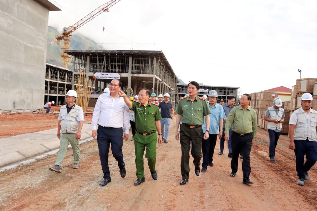Thứ trưởng Nguyễn Văn Long kiểm tra tiến độ xây dựng Trường phổ thông nội trú liên cấp Pa Tần