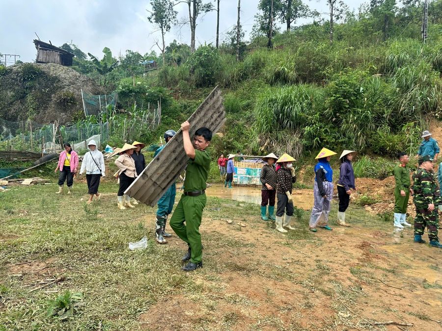 Lai Châu: Công an xã Mường Khoa hỗ trợ người dân khắc phục hậu quả sau mưa lớn