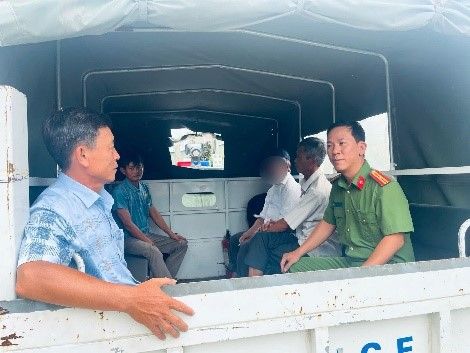 Quảng Ngãi: Công an phường Trà Câu kịp thời hỗ trợ đưa người mắc bệnh tâm thần đến cơ sở điều trị