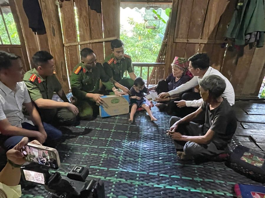 Lai Châu: Công an xã Mường Kim trao quà cho trẻ em khuyết tật nhân dịp Quốc tế Thiếu nhi 1/6
