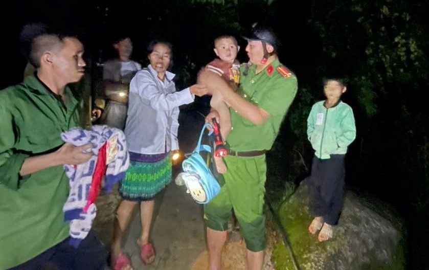 Huy động lực lượng tìm kiếm bé trai hơn 2 tuổi mất tích dưới trời mưa lớn
