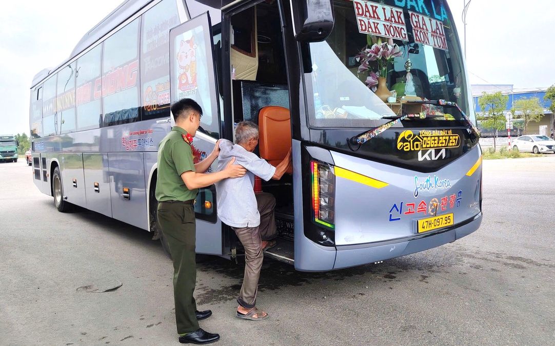 Hỗ trợ cụ ông đi xe máy lạc đường từ Quảng Trị ra Hà Tĩnh an toàn