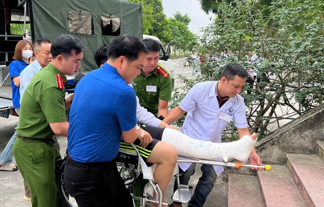 Ninh Bình: Công an xã Bình Sơn hỗ trợ thí sinh bị ngã đến điểm thi an toàn trong kỳ thi tốt nghiệp THPT năm 2026