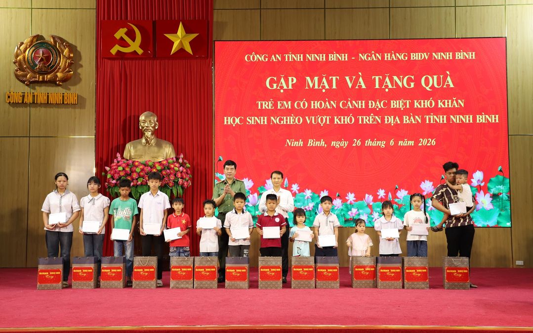 Công an Ninh Bình gặp mặt, tặng quà cho trẻ em có hoàn cảnh đặc biệt khó khăn trên địa bàn tỉnh