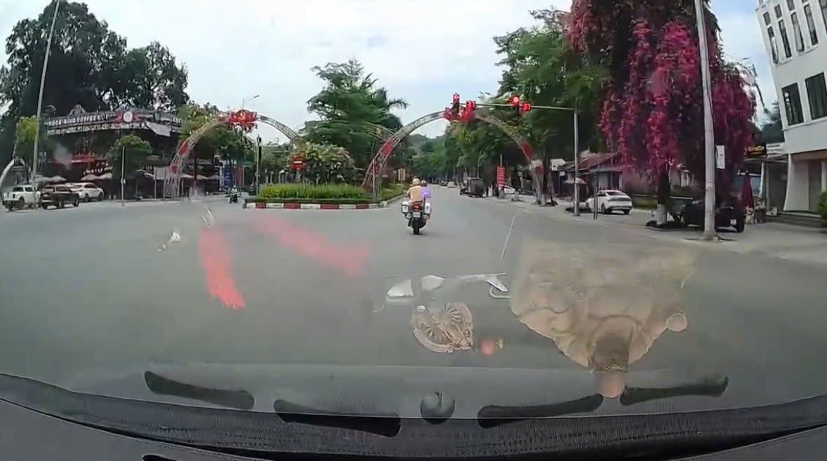 Cảnh sát giao thông Công an tỉnh Lào Cai kịp thời hỗ trợ đưa 02 công nhân bị nạn đi cấp cứu