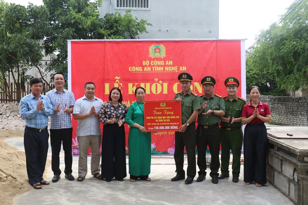 Công an tỉnh Nghệ An trao nhà tình nghĩa tặng hộ giáo dân có hoàn cảnh khó khăn