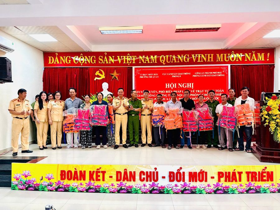 Tuyên truyền pháp luật về trật tự, an toàn giao thông đường thủy và trao 200 áo phao tặng ngư dân khu vực phá Tam Giang