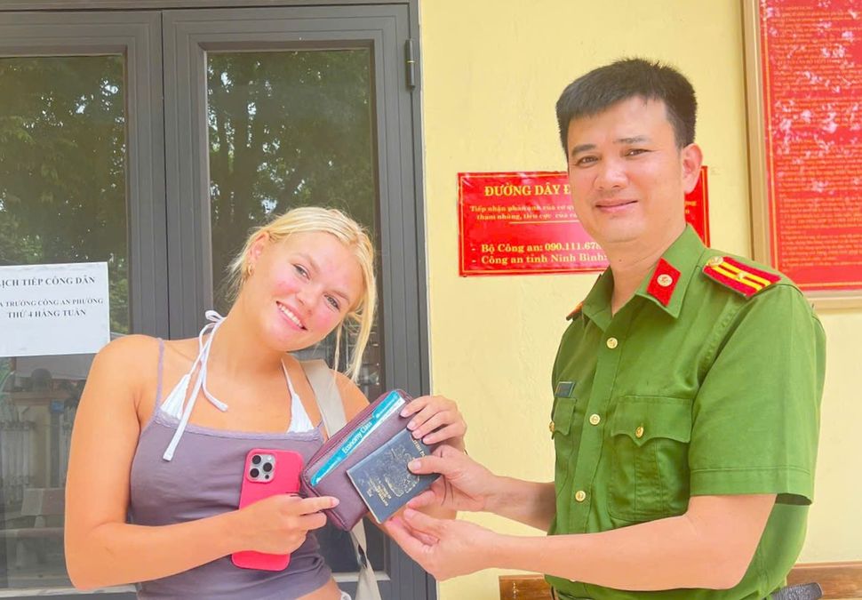Công an phường Nam Hoa Lư, tỉnh Ninh Bình kịp thời hỗ trợ khách du lịch người Anh nhận lại tài sản thất lạc