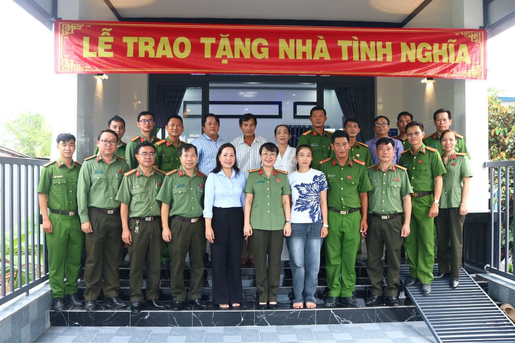 Trao tặng nhà tình nghĩa đến cán bộ chiến sĩ có hoàn cảnh khó khăn