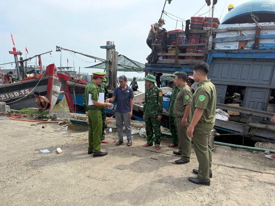 Công an thành phố Huế chủ động bảo vệ tàu thuyền, tài sản trước mùa mưa bão