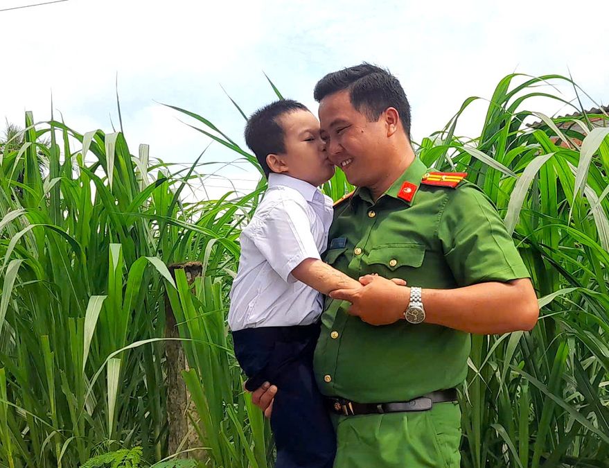 Người "cha đỡ đầu" mang sắc phục Công an nơi vùng đất Sen hồng