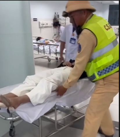 Chạy đua với thời gian, kịp thời đưa người phụ nữ có biểu hiện đột quỵ đến bệnh viện