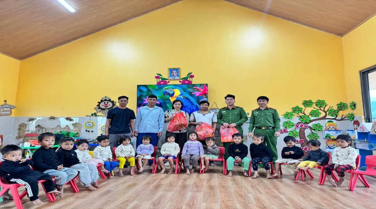 Lai Châu: Tuổi trẻ Công an xã Thu Lũm trao áo ấm, gửi yêu thương đến trẻ em Trường Mầm non Là Ú Cò
