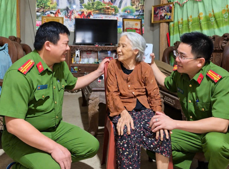 Lào Cai: Công an xã Bản Lầu phối hợp tìm thấy cụ bà 94 tuổi đi lạc gần 02 ngày