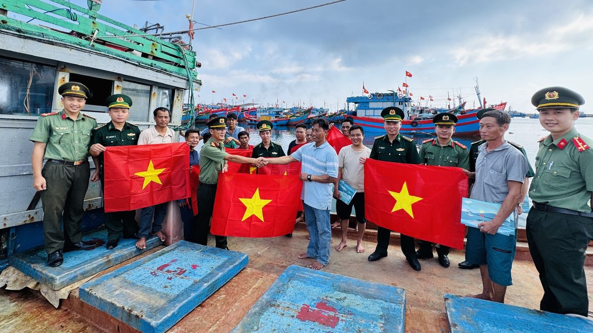 Quảng Ngãi: Công an đặc khu Lý Sơn đẩy mạnh tuyên truyền phòng, chống khai thác IUU, nâng cao ý thức chấp hành pháp luật cho ngư dân