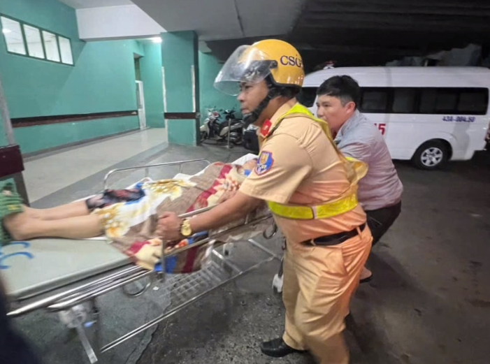 Mở đường đưa người dân bị co giật đi cấp cứu kịp thời