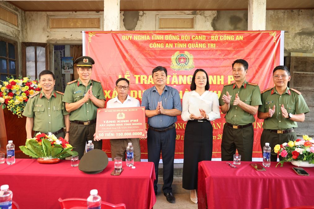 Quảng Trị: Trao kinh phí xây dựng Nhà tình nghĩa tặng thân nhân liệt sĩ Công an nhân dân tại xã Bến Hải