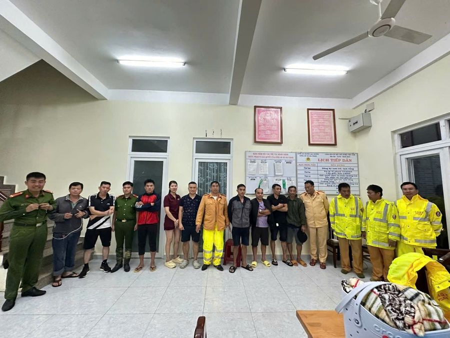 Công an tỉnh Lâm Đồng kịp thời cứu hộ người và phương tiện mắc kẹt do sạt lở trên Quốc lộ 27C