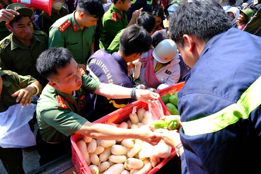 Hỗ trợ gần 34 tấn rau củ đến người dân Khánh Hòa bị ảnh hưởng bão lũ