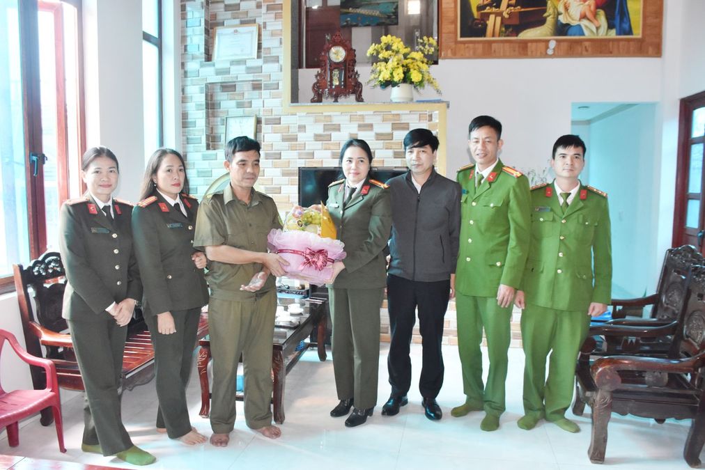 Thăm hỏi, động viên Tổ trưởng tổ an ninh, trật tự bị thương khi làm nhiệm vụ