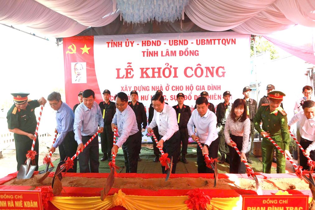 Khởi công xây dựng 6 căn nhà tặng người dân bị thiệt hại nặng nề trong mưa lũ