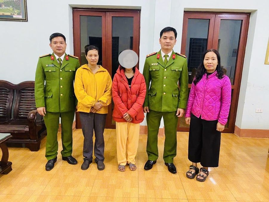 Công an tỉnh Lào Cai phối hợp xác minh, tìm kiếm giúp gia đình nhận lại cháu bé đi lạc