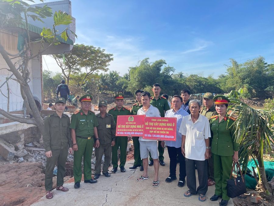 Lan tỏa nghĩa tình, chung sức đồng lòng xây dựng nhà cho bà con sau mưa, lũ 