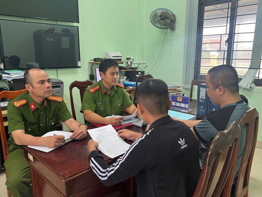 Công an xã tiếp nhận 2 công dân trốn khỏi cơ sở lừa đảo trực tuyến tại Campuchia