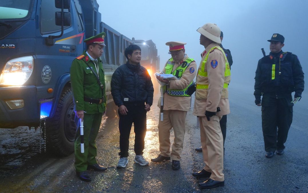 Cảnh sát giao thông Lào Cai tuyên truyền an toàn trên tuyến đường mù sương Sa Pa