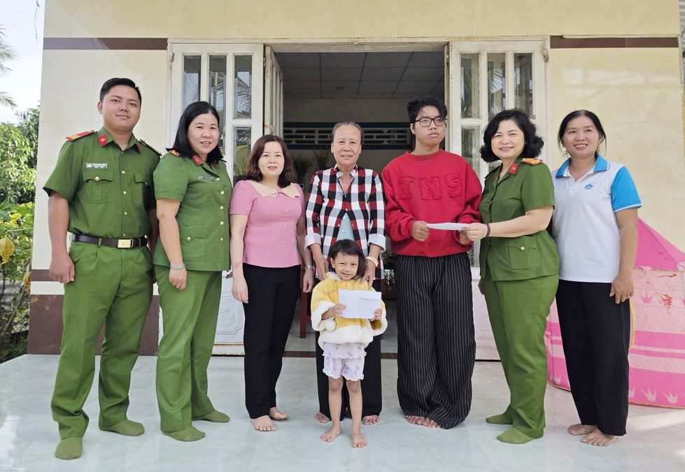 Vĩnh Long: Công an xã nhận đỡ đầu hai trẻ mồ côi có hoàn cảnh khó khăn