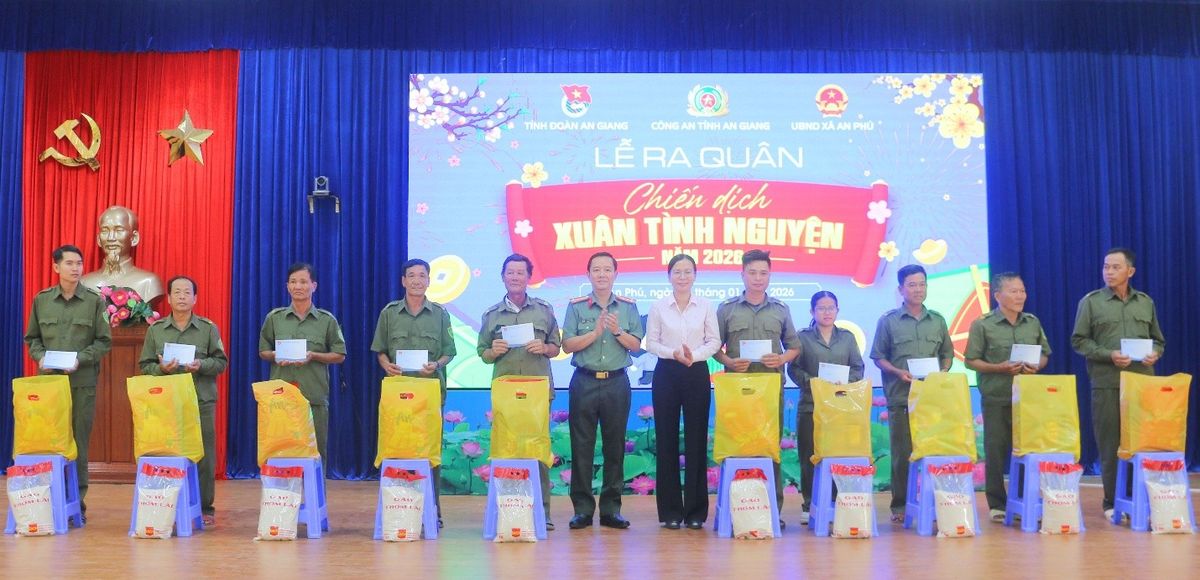 Công an tỉnh An Giang mang Tết sớm đến với người nghèo vùng biên giới An Phú