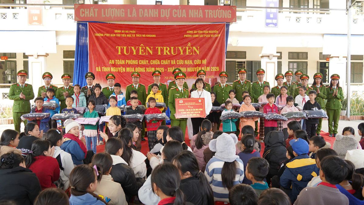 Tuyên truyền an toàn phòng cháy và tổ chức tặng quà tình nguyện tại xã Nà Phặc, tỉnh Thái Nguyên