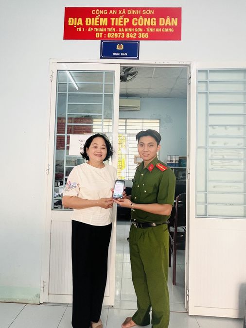 An Giang: Công an xã Bình Sơn phối hợp, kịp thời hỗ trợ người dân nhận lại tiền chuyển khoản nhầm