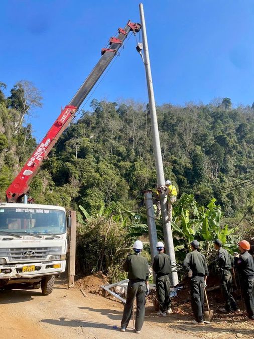 Đẩy nhanh tiến độ thi công dự án điện dân sinh tại xã Sáng Nhè, tỉnh Điện Biên