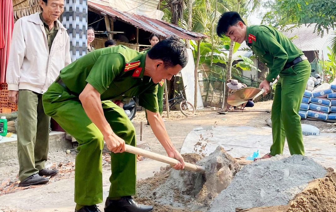 An Giang: Công an xã Ngọc Chúc hỗ trợ xây dựng nhà ở cho các hộ gia đình có hoàn cảnh khó khăn