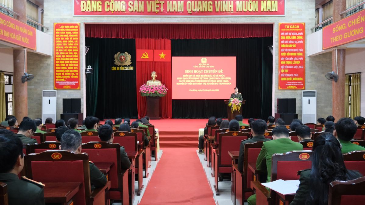 Công an tỉnh Cao Bằng tổ chức hội nghị sinh hoạt chuyên đề nhân dịp kỷ niệm 85 năm Bác Hồ về nước và 110 năm Ngày sinh đồng chí Trần Quốc Hoàn
