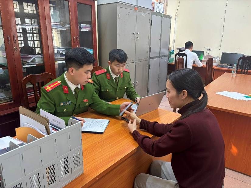 Công an xã Phú Cát kịp thời xác minh, hỗ trợ người dân nhận lại hơn 2 tỷ đồng chuyển khoản nhầm