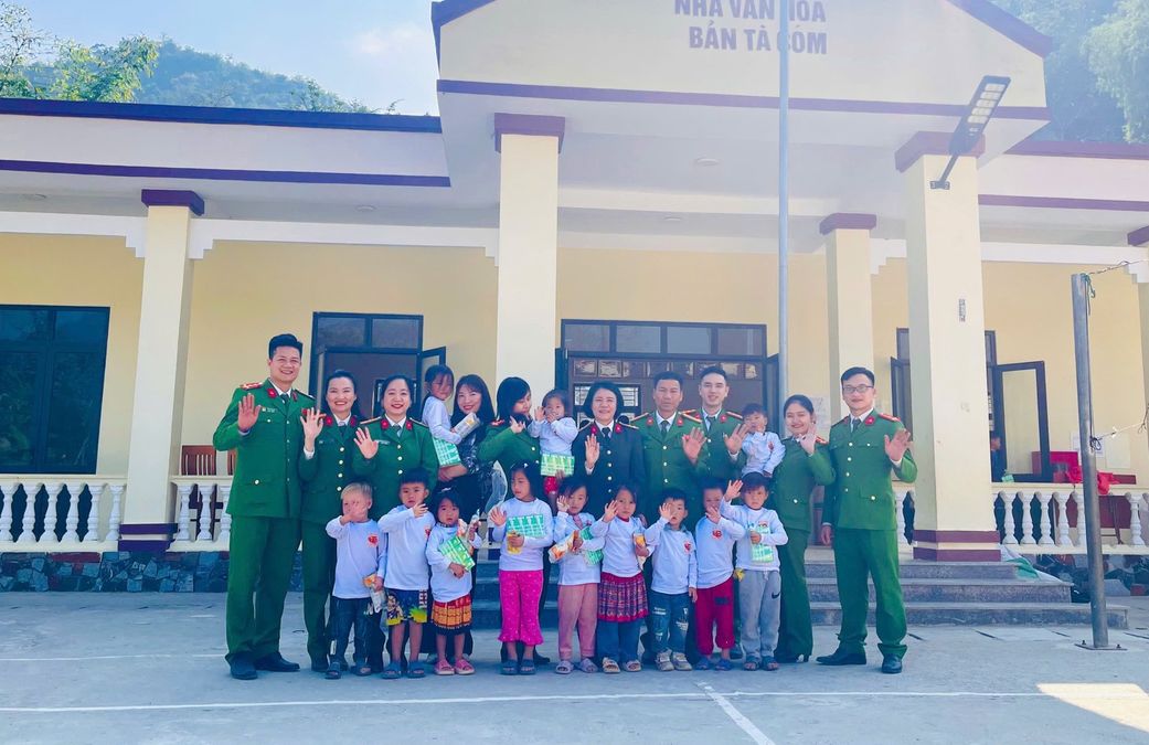 Thanh Hoá: Ấm áp chương trình “Áo ấm cho em” nơi bản giáp biên Tà Cóm