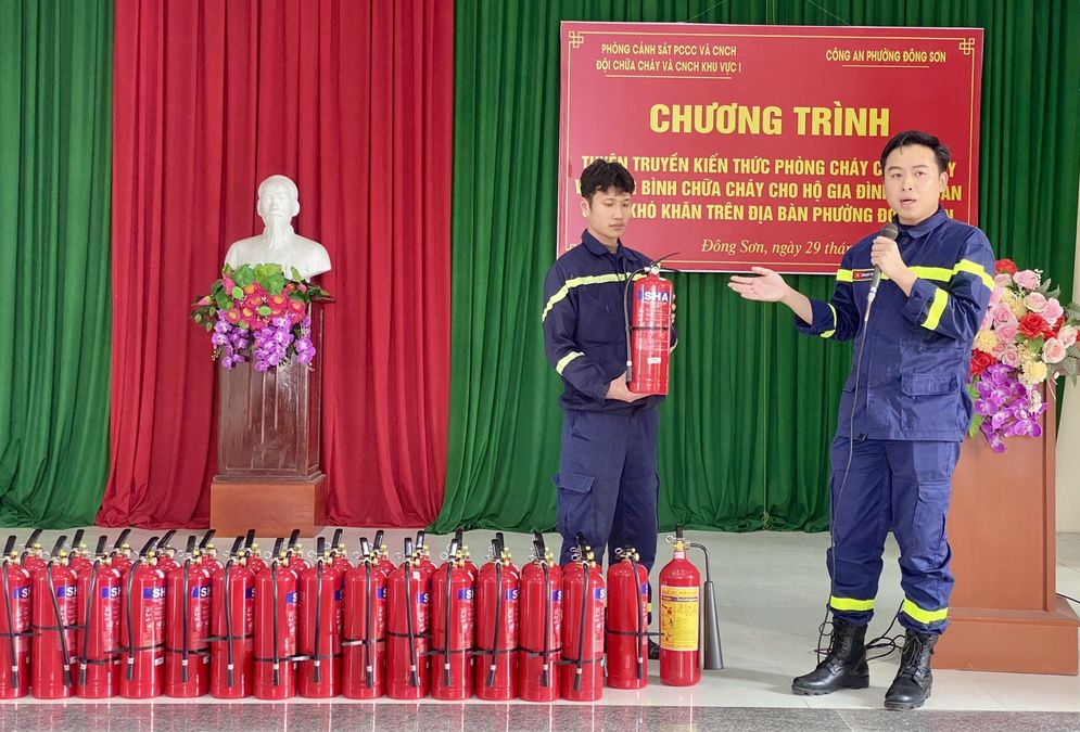 Thanh Hoá: Tuyên truyền pháp luật và tặng bình chữa cháy cho hộ gia đình khó khăn tại phường Đông Sơn