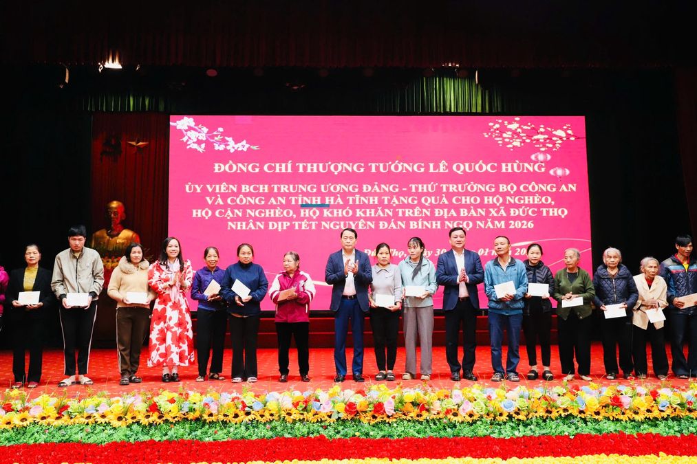 Thứ trưởng Lê Quốc Hùng trao quà Tết tặng các hộ nghèo, hộ có hoàn cảnh khó khăn trên địa bàn xã Đức Thọ, tỉnh Hà Tĩnh